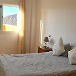 Lejlighed With A Serene Ocean And Mountain View