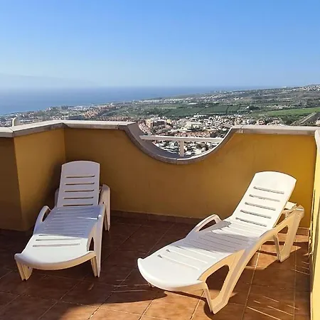 With A Serene Ocean And Mountain View Daire